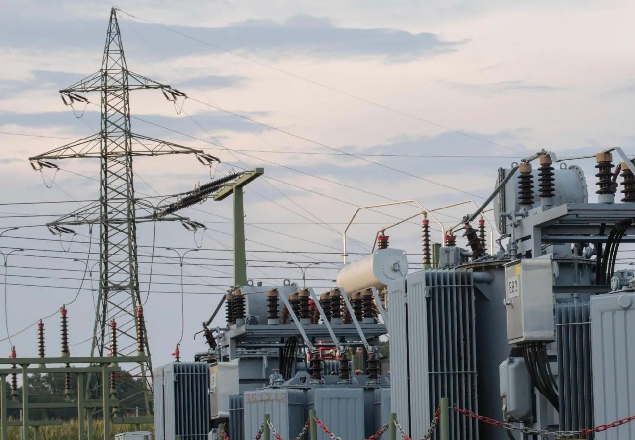 ASUMO is a pioneering initiative by Elewit and Red Eléctrica for the advanced digitalisation and real-time monitoring of assets. This project uses cutting-edge technologies such as the Internet of Things, AI, and digital twins to optimise and automate the management of electric grid infrastructures.