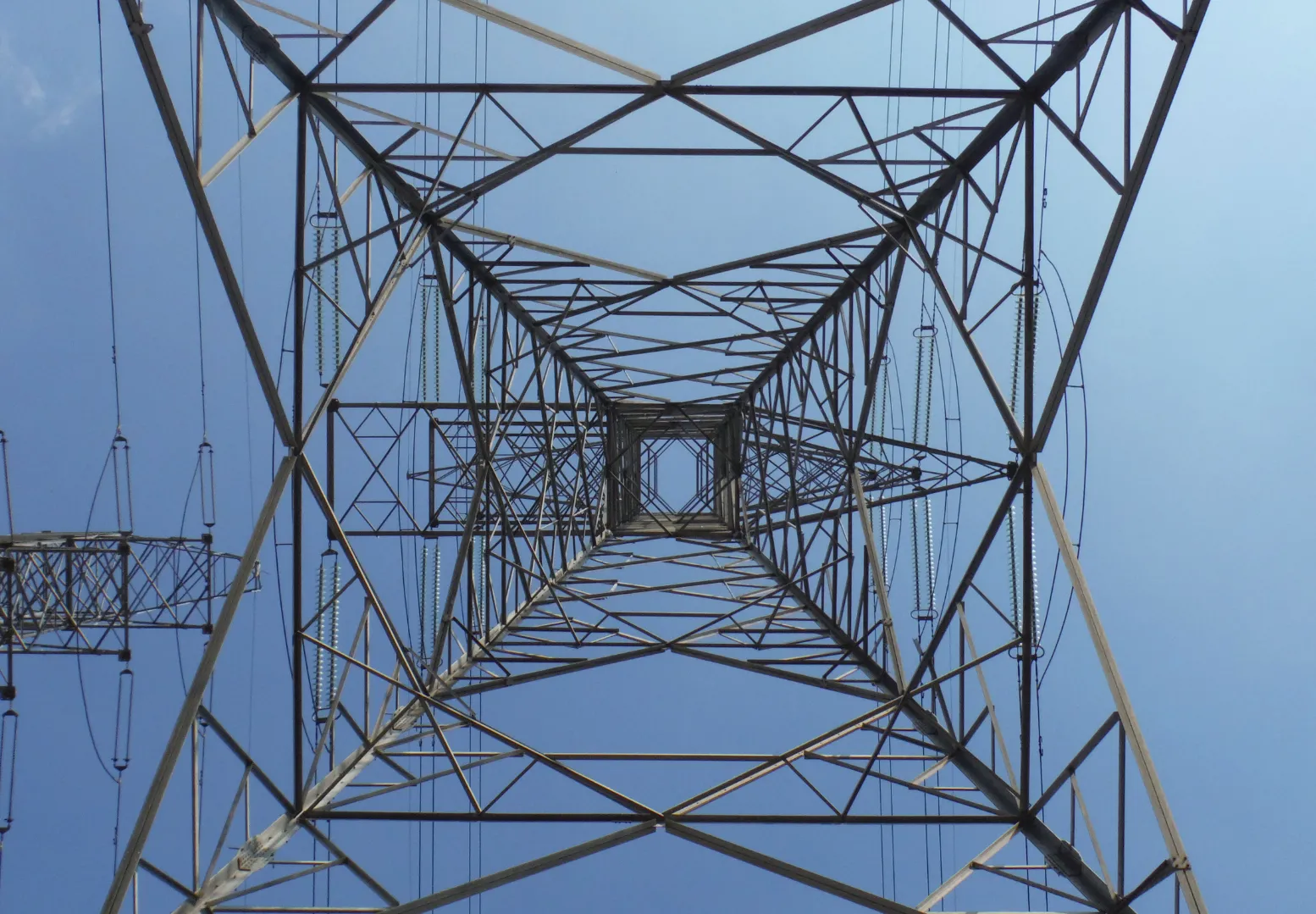 Elewit ha desarrollado, junto a Red Eléctrica y en colaboración con Unusuals, un proyecto basado en imágenes sintéticas para entrenar modelos de inteligencia artificial capaces de detectar anomalías en infraestructuras de alta tensión de forma más precisa y eficiente.