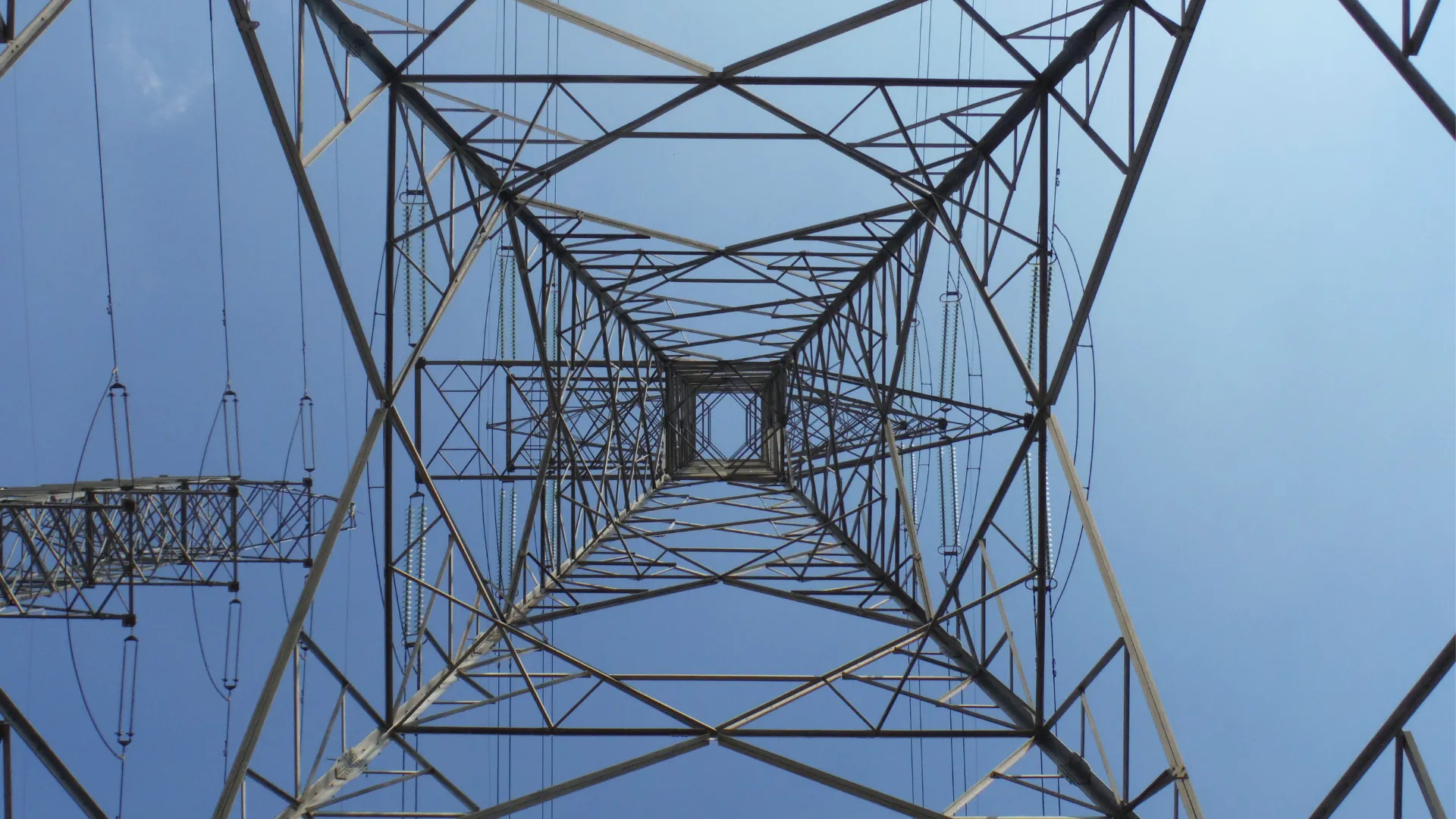 Elewit ha desarrollado, junto a Red Eléctrica y en colaboración con Unusuals, un proyecto basado en imágenes sintéticas para entrenar modelos de inteligencia artificial capaces de detectar anomalías en infraestructuras de alta tensión de forma más precisa y eficiente.