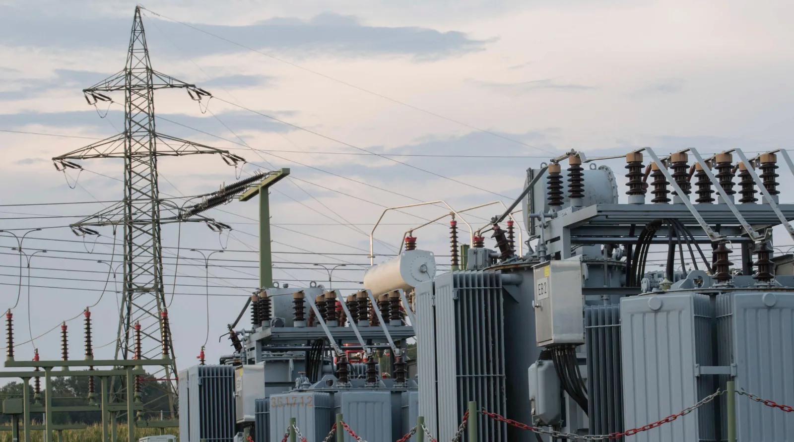 ASUMO is a pioneering initiative by Elewit and Red Eléctrica for the advanced digitalisation and real-time monitoring of assets. This project uses cutting-edge technologies such as the Internet of Things, AI, and digital twins to optimise and automate the management of electric grid infrastructures.