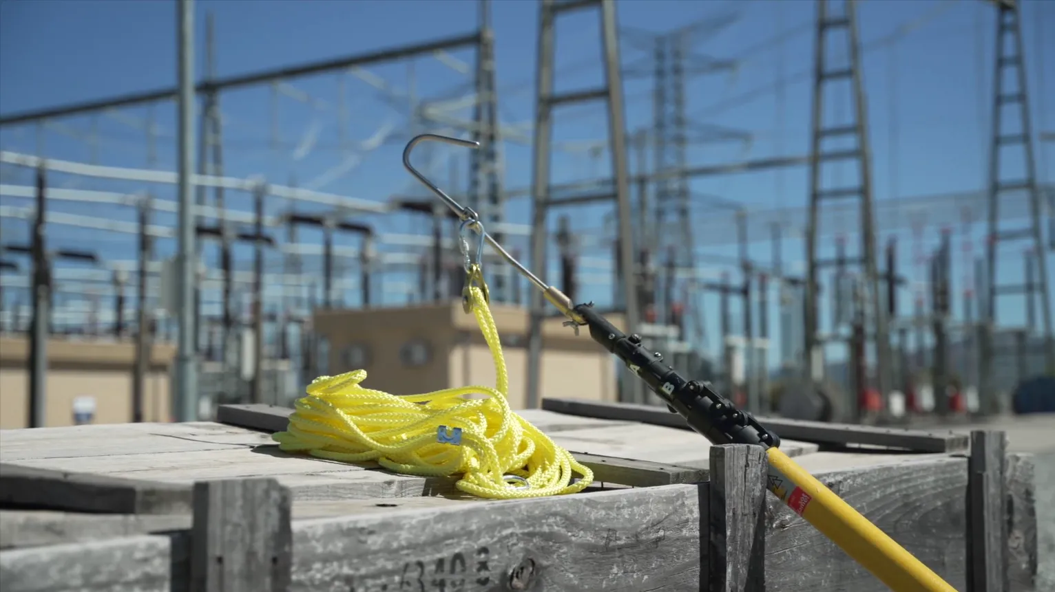 SERPAT makes it possible to install and remove portable grounding in a safer, more efficient, and ergonomic manner than other current grounding methods.