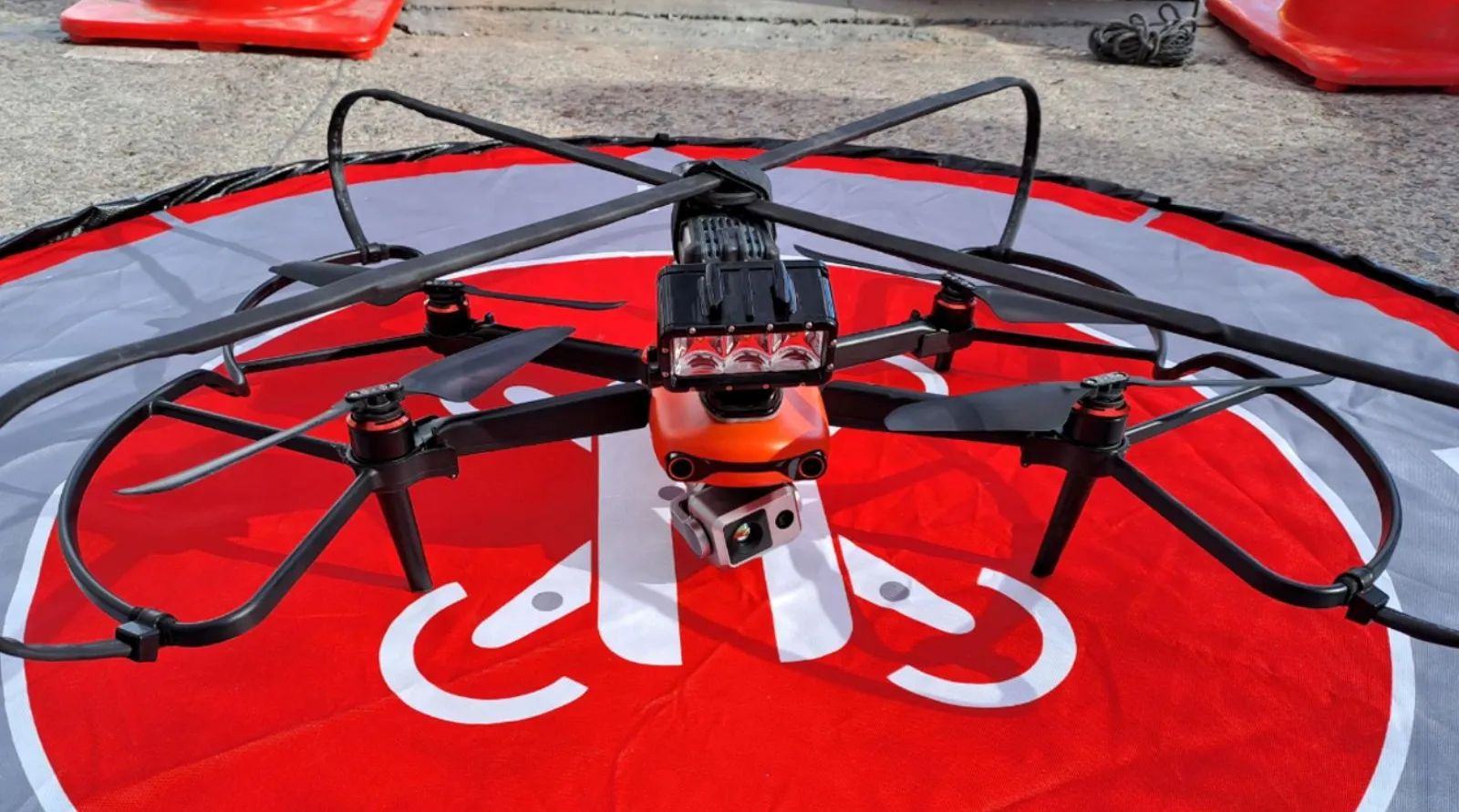 The intelligent inspection project for confined spaces significantly improves worker safety by enabling initial inspections in confined spaces without the need for human access. Furthermore, it optimises maintenance operations through real-time data capture, providing quicker and more accurate assessments of the facilities.