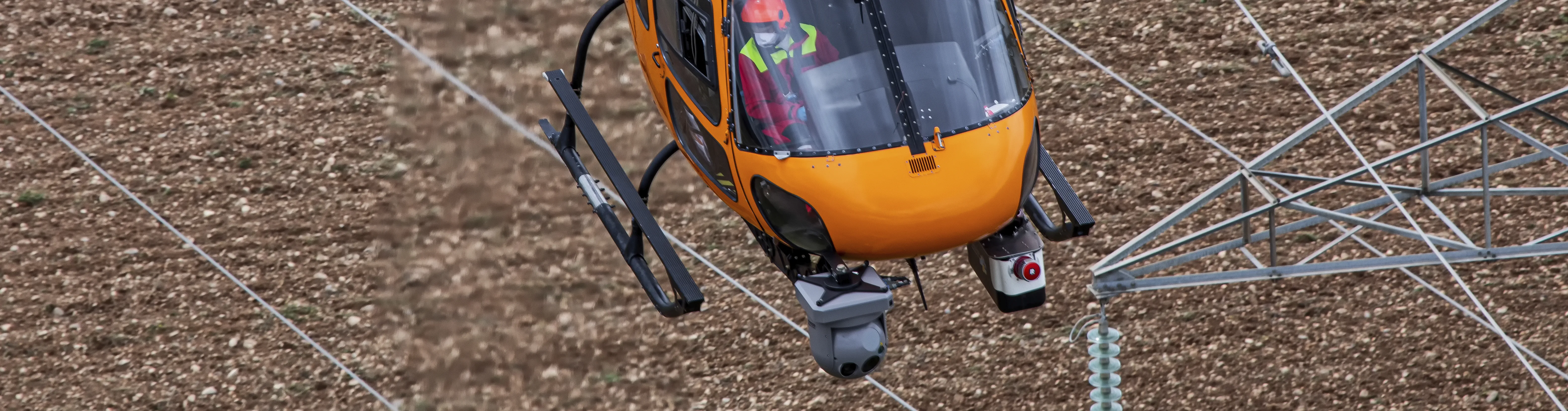 Helicóptero revisando líneas