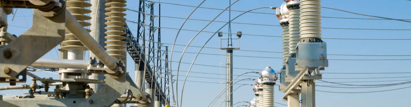 La propuesta de la Universidad Politécnica de Valencia para el reto “sistemas de monitorización continua de subproductos contaminantes de SF6 en equipos de alta tensión de la red de transporte de electricidad” estaba enfocada en el desarrollo de un sensor basado en THz para detectar la presencia de SO2 en los Gas Insulated Switchgear (GIS) rellenos de SF6. Esto es importante, porque el SO2 es un subproducto de descomposición del SF6, por lo que su identificación y medida facilita la monitorización de la cal