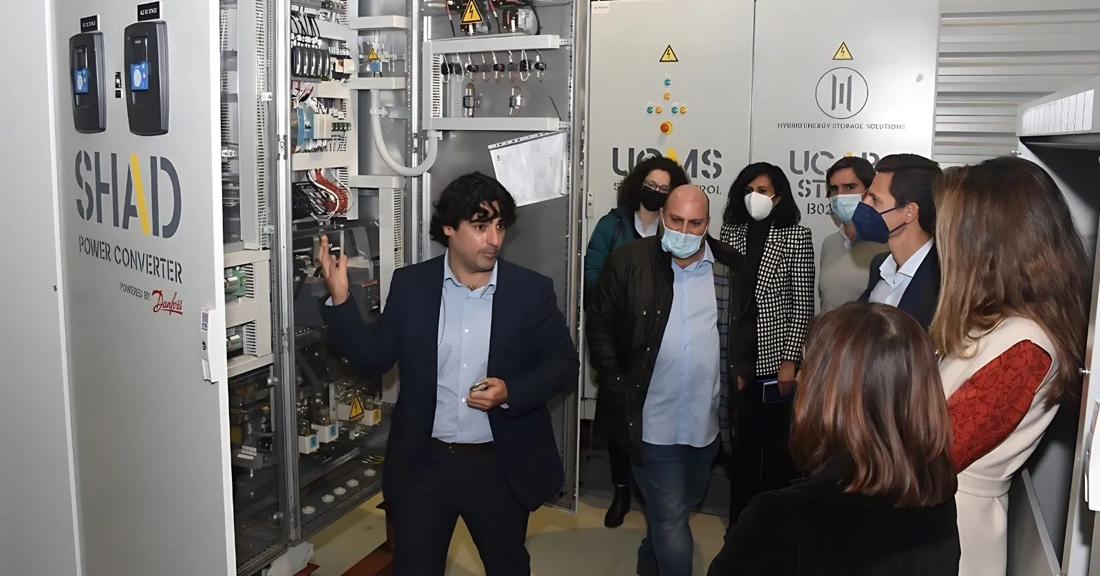 The hybrid storage with grid-forming control project, promoted by Red Eléctrica and Iberdrola, focused on the development and laboratory evaluation of an innovative storage system with grid-forming control. The results have demonstrated the system's capacity to operate in GFM mode, providing, among other services, power regulation, load-feeding islanded functioning, service restoration, oscillation damping and inertia emulation