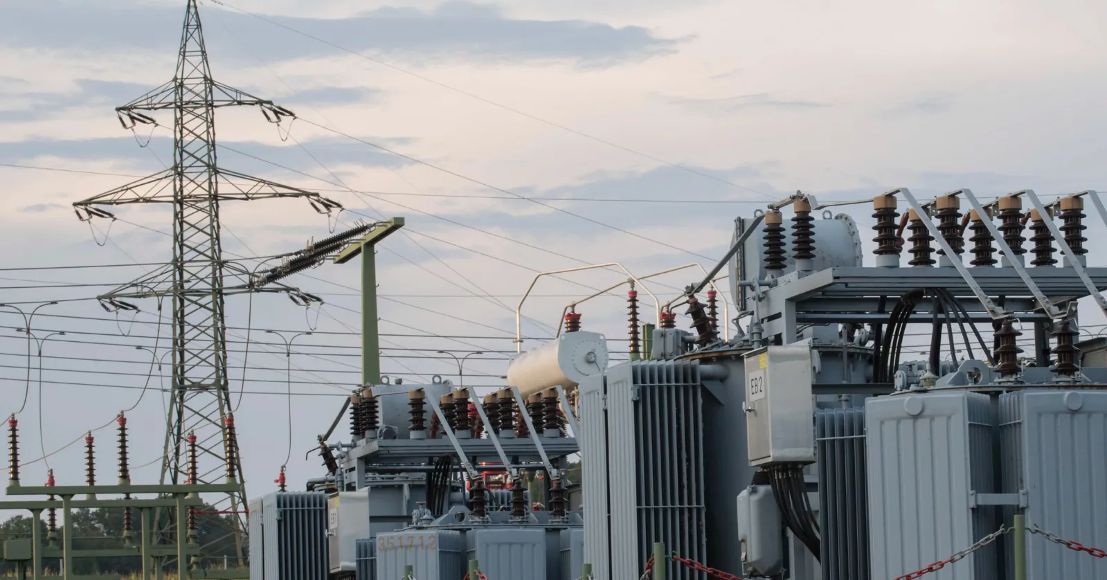 ASUMO is a pioneering initiative by Elewit and Red Eléctrica for the advanced digitalisation and real-time monitoring of assets. This project uses cutting-edge technologies such as the Internet of Things, AI, and digital twins to optimise and automate the management of electric grid infrastructures.